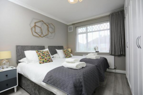 FW Haute Apartments at Hillingdon, 3 Bedrooms and 2 Bathrooms HOUSE with King or Twin beds with FREE WIFI and FREE PARKING